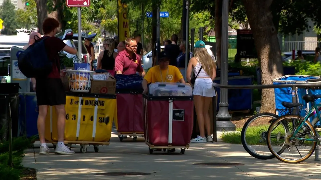 Minnesota college students move-in during one of the hottest days of the year