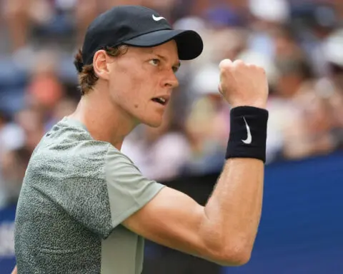 Jannik Sinner starts poorly at the US Open but wins his first match since his steroids case emerged