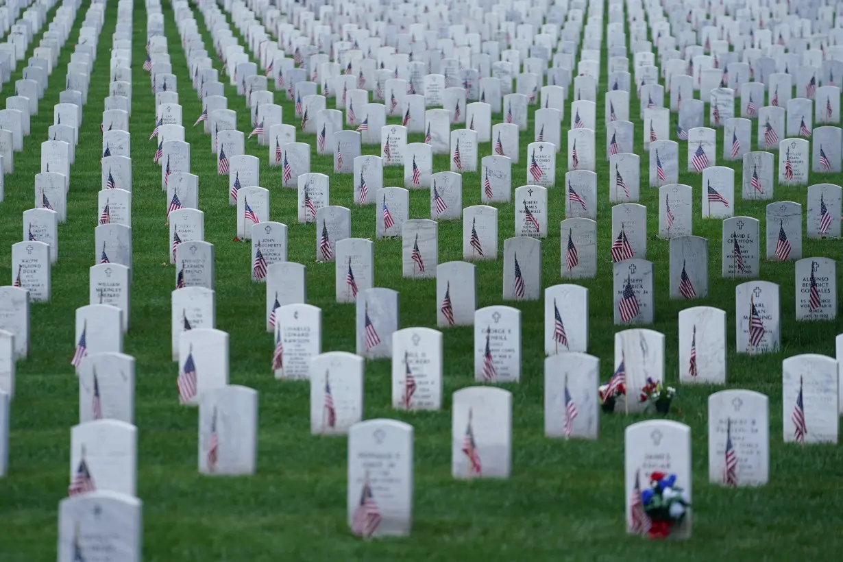 Visitors Commerate Memorial Day at Arlington National Cemerary