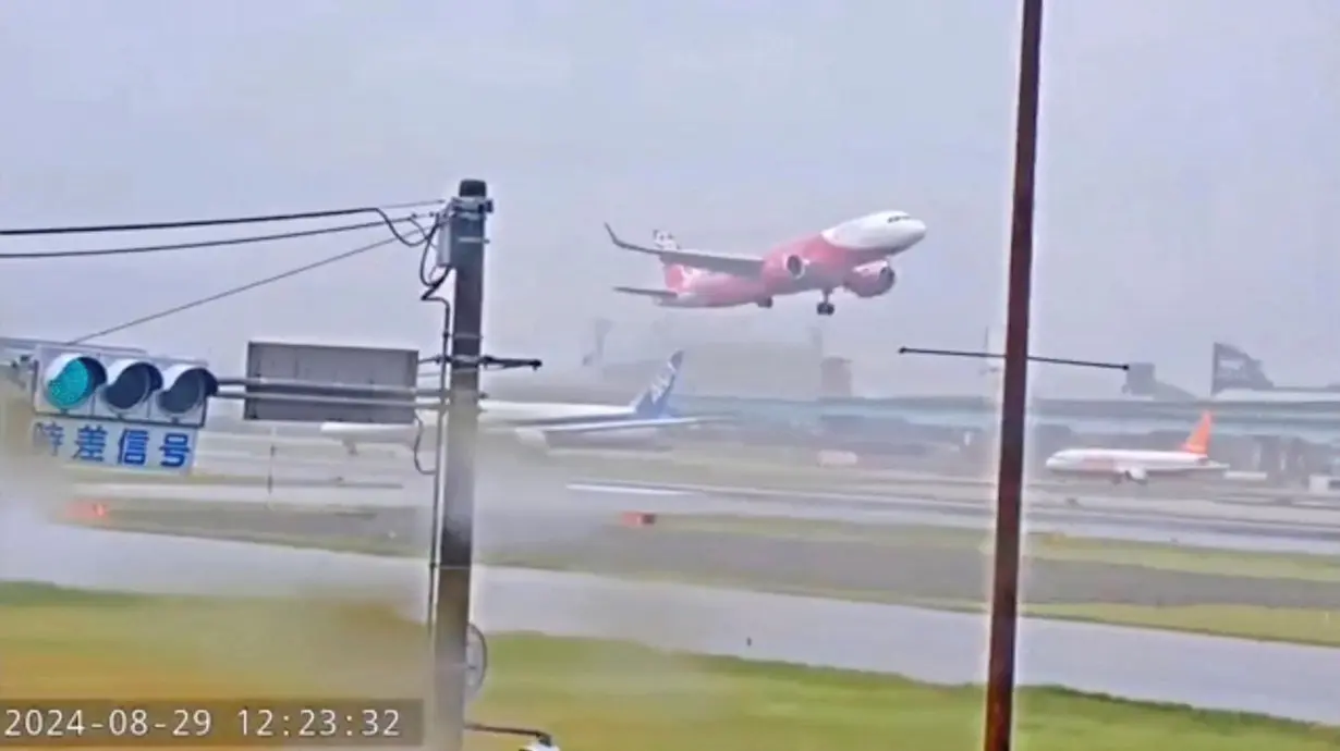 Peach Aviation MM523 plane takes off after a failed attempt to land in Fukuoka