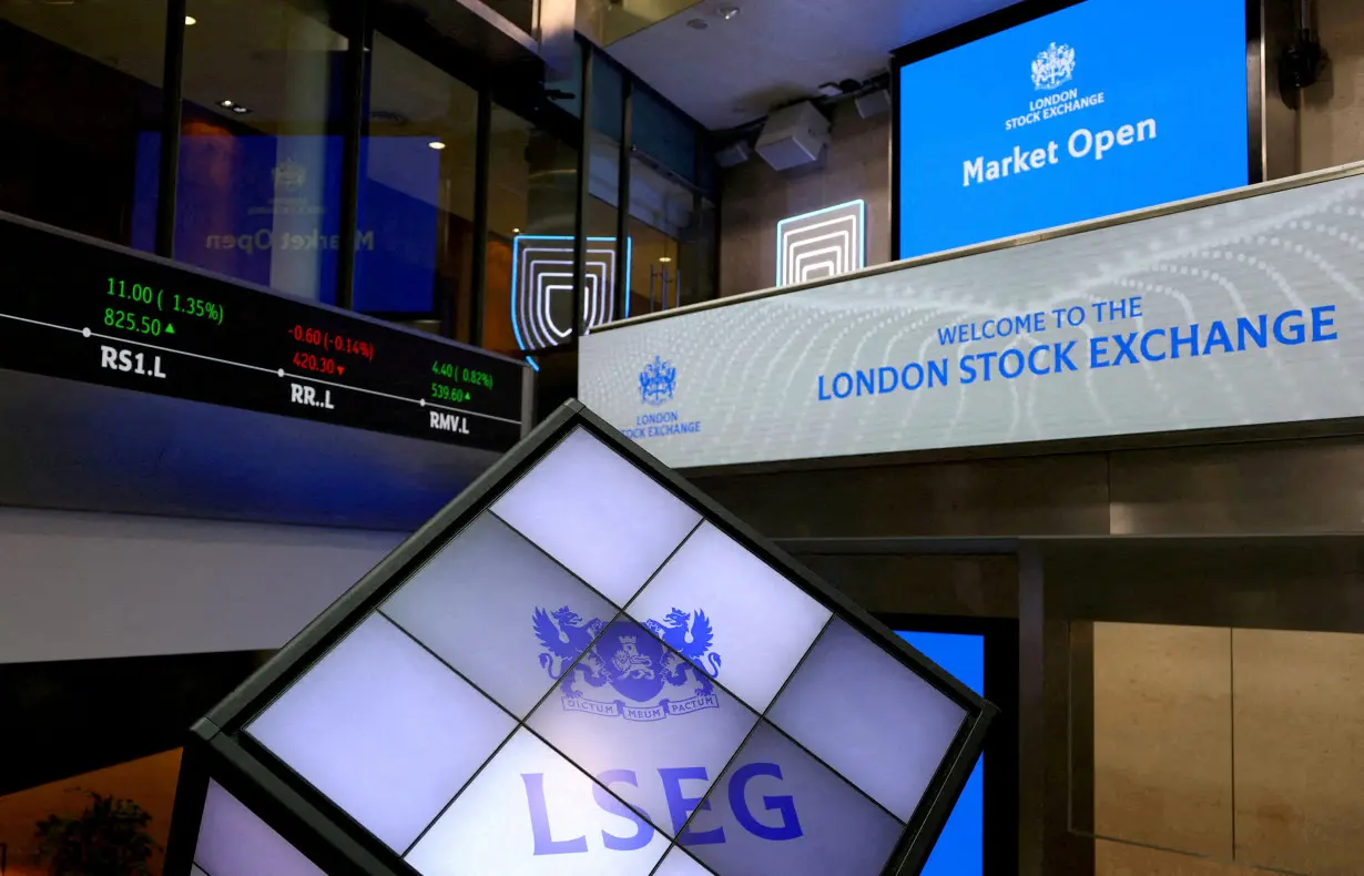 FILE PHOTO: FILE PHOTO: London Stock Exchange headquarters