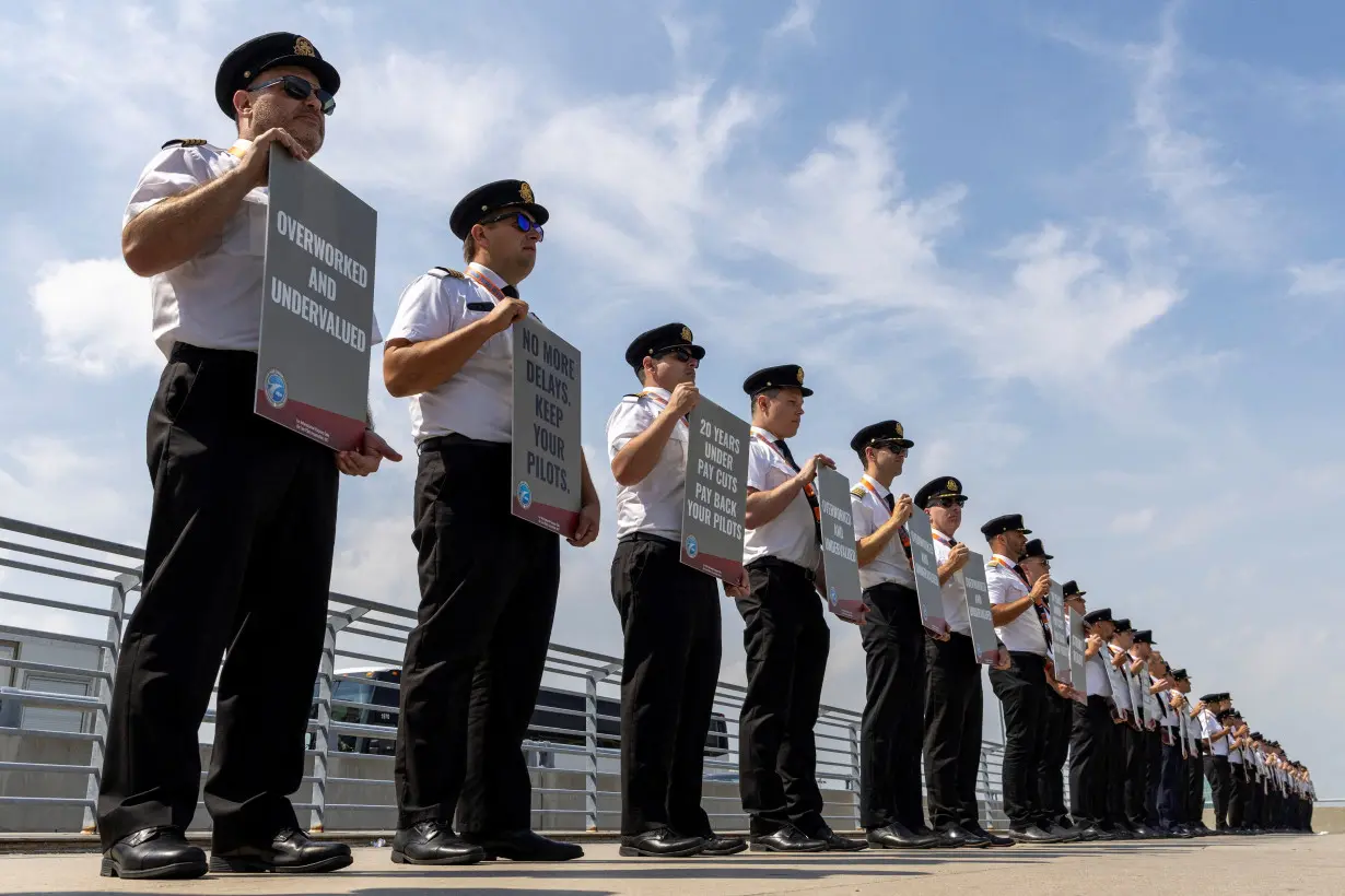 FILE PHOTO: Pilots hold informational picket at Toronto Pearson International Airport