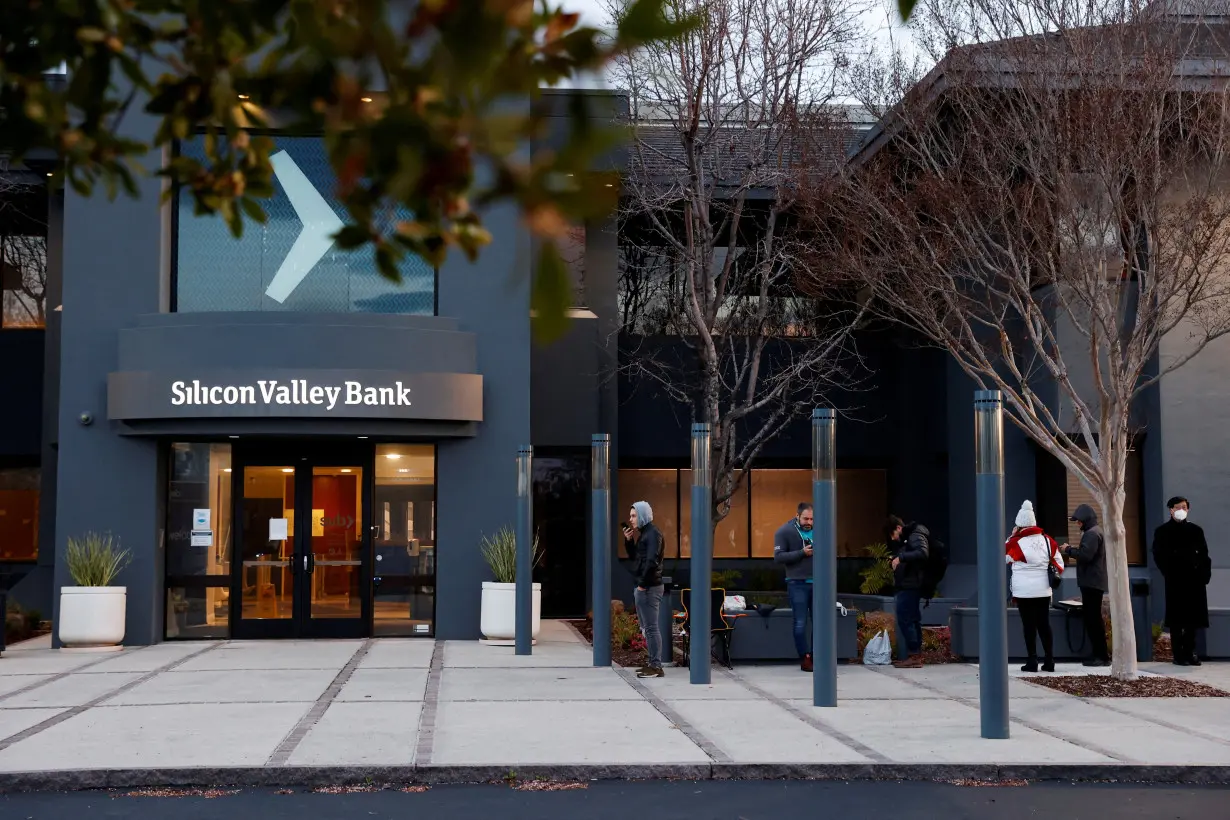 FILE PHOTO: Costumers lineup outside of the Silicon Valley Bank headquarters in Santa Clara