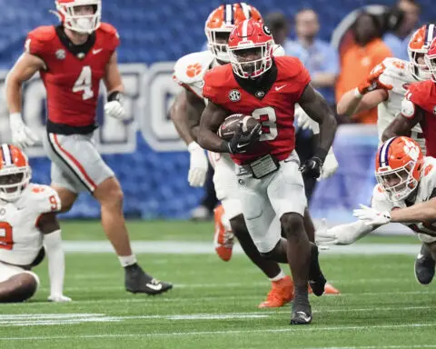 Beck throws 2 TD passes and No. 1 Georgia manhandles No. 14 Clemson 34-3