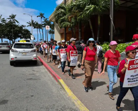 10,000 US hotel workers strike as contract talks break down