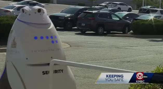 Shopping center credits 600-pound AI security robot with crime reduction