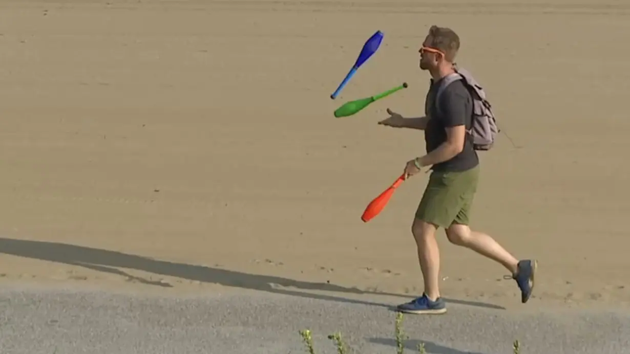 Think you have good hand-eye coordination? Man juggles while jogging