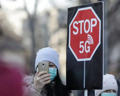 No link between mobile phones and brain cancer, WHO-backed study says