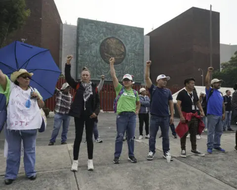 As Mexican protesters block Congress over judicial overhaul, lawmakers head to vote in nearby gym