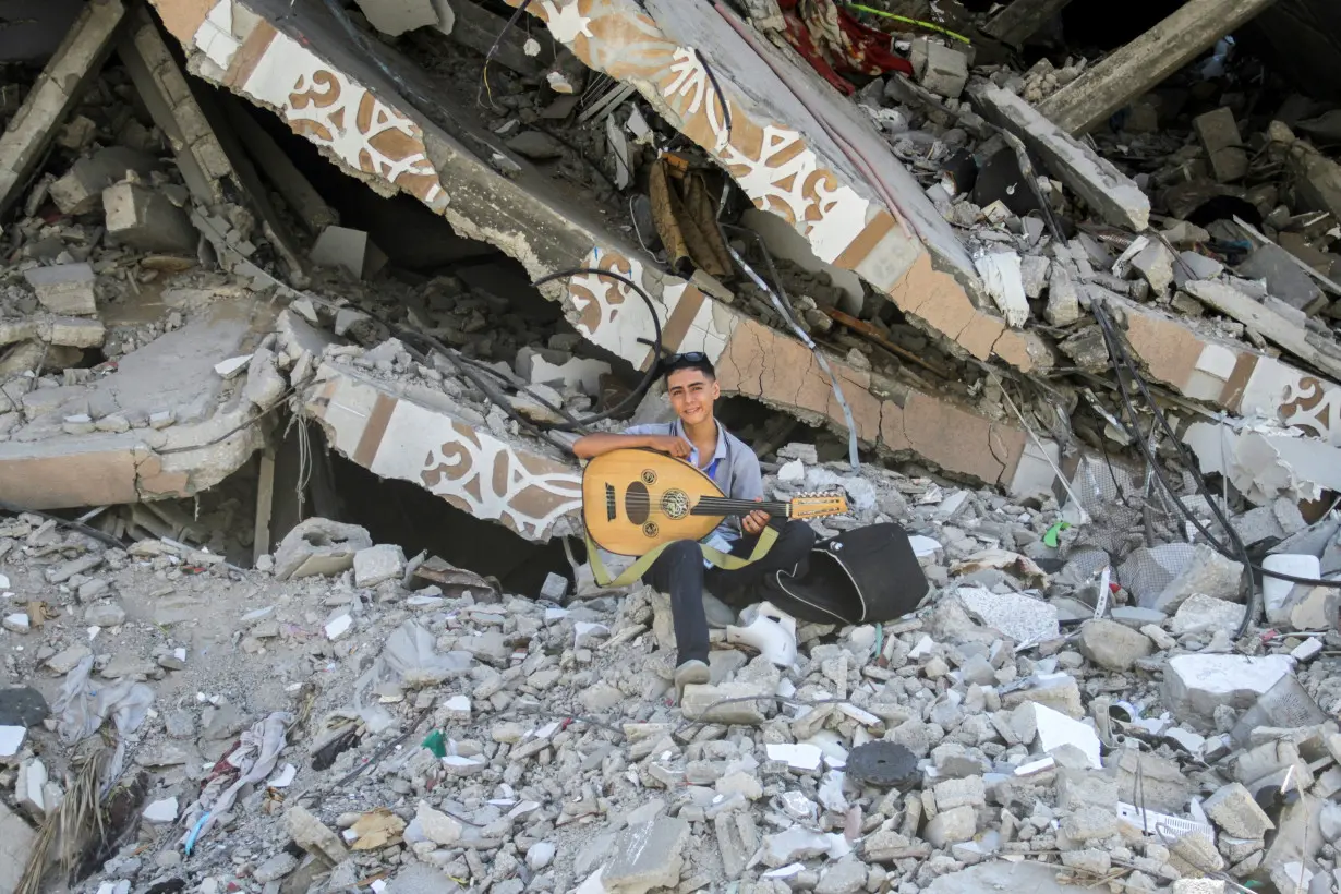 Gaza teenager plays oud to bring joy to war-traumatized children