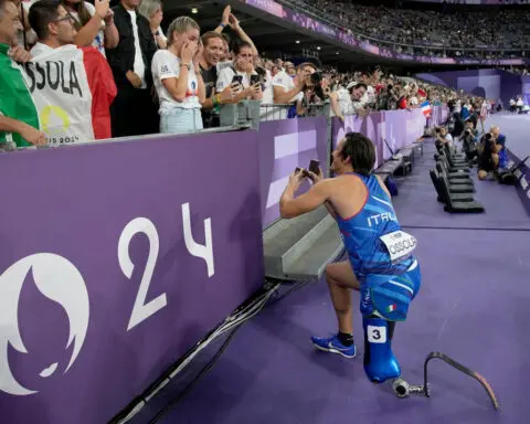 ‘You’re crazy!’: Sprinter fails to qualify for 100m final, but proposes to girlfriend in front of 40,000 people