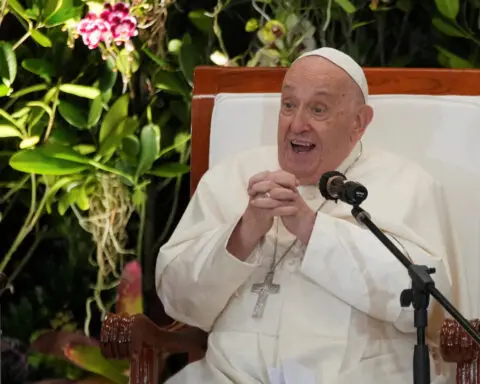 Pope praises Indonesians for choosing children over cats