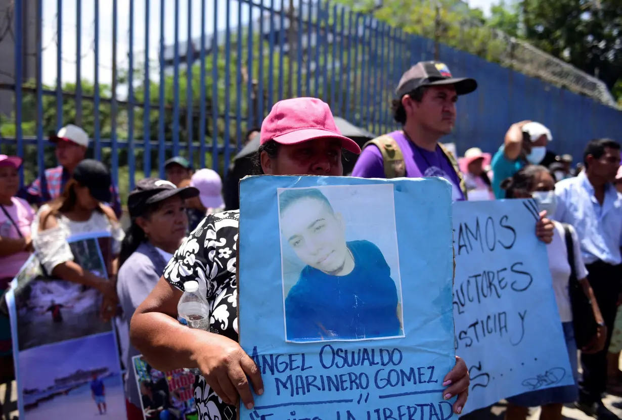 Protest to demand the release of people detained during the state of emergency, in San Salvador