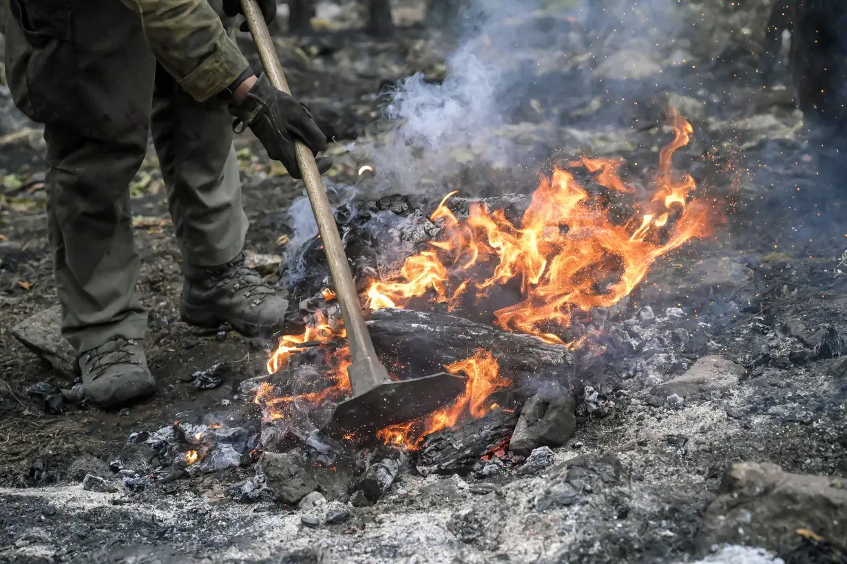 Crews slow progress of Sierra wildfire, but evacuations orders remain