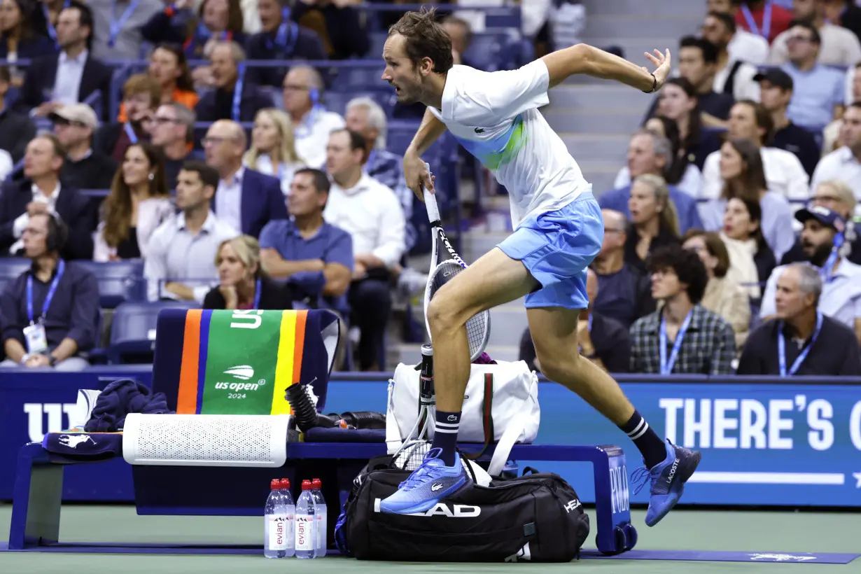 US Open: No. 1 Jannik Sinner beats Daniil Medvedev to reach the semifinals