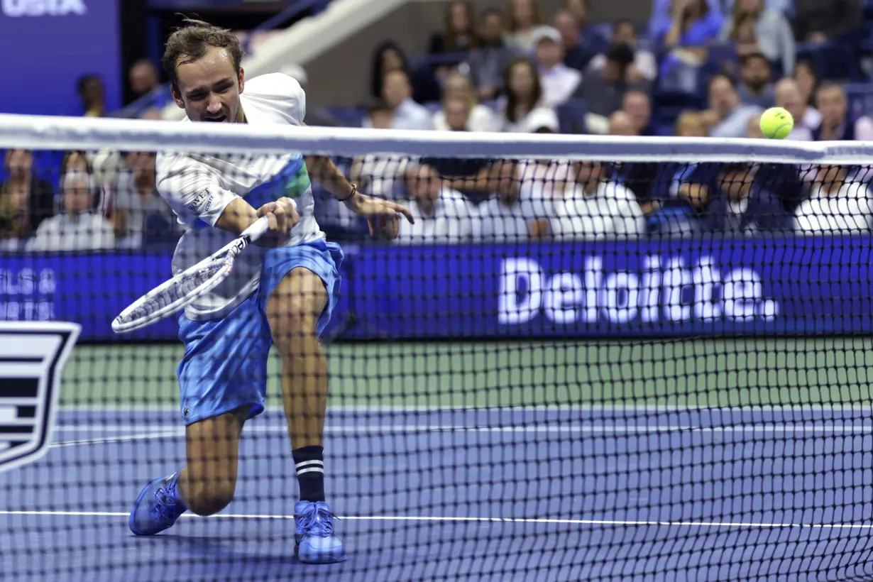 US Open: No. 1 Jannik Sinner beats Daniil Medvedev to reach the semifinals