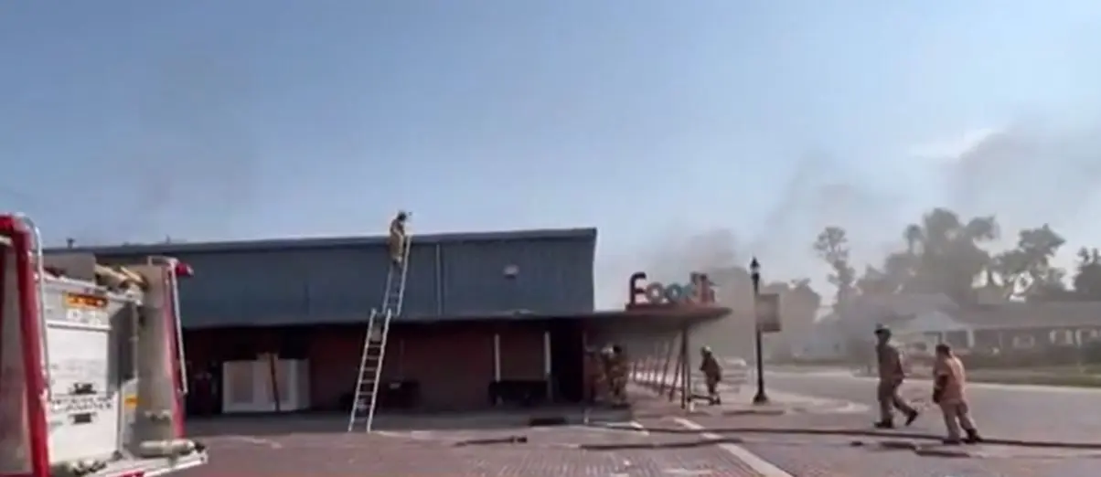 Woodbine community rallies to help pick up food after only grocery store goes up in flames