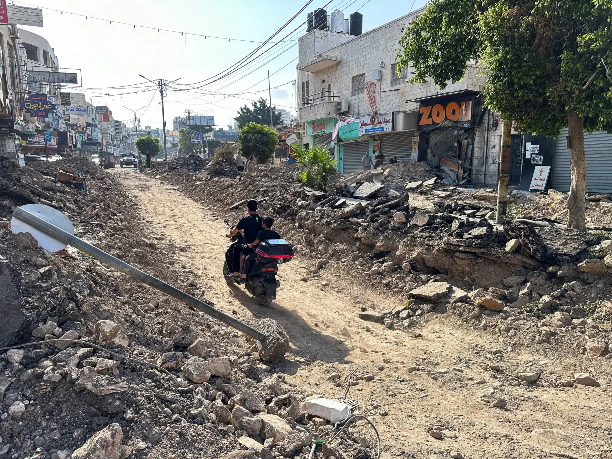 Israeli forces pull out of Jenin leaving a trail of destruction