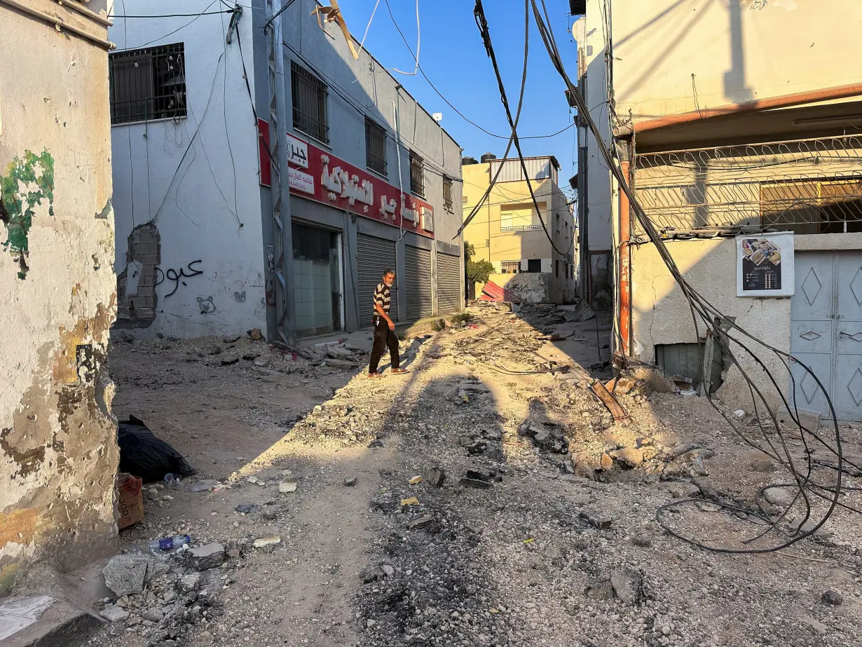 Israeli forces pull out of Jenin leaving a trail of destruction