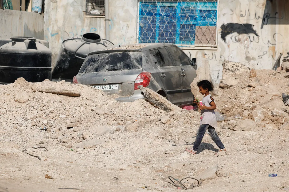 Palestinians inspect the damage, following a several day long Israeli-raid, in Jenin camp