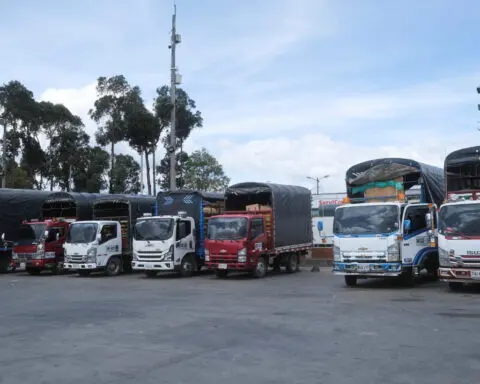 Colombia reaches deal with truckers to suspend road blockades