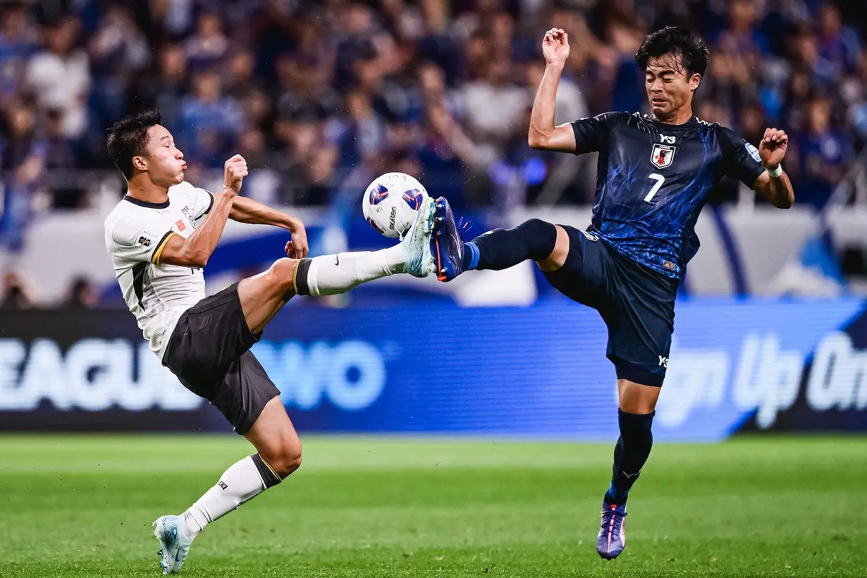 Yang Zexiang of Team China and Kaoru Mitoma of Team Japan compete for the ball during the 2026 FIFA World Cup Qualifier match between China and Japan at Saitama Stadium on September 5.