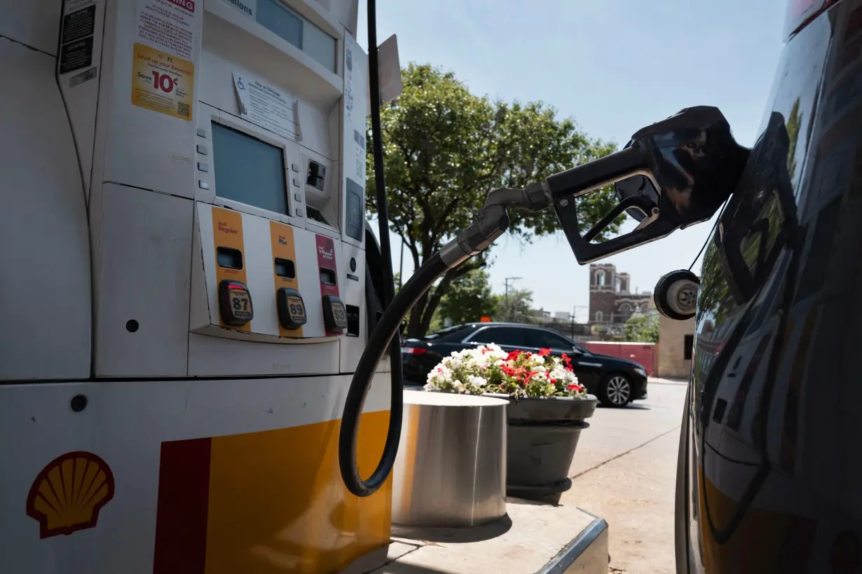 America is pumping so much oil that gas could be below $3 by Thanksgiving