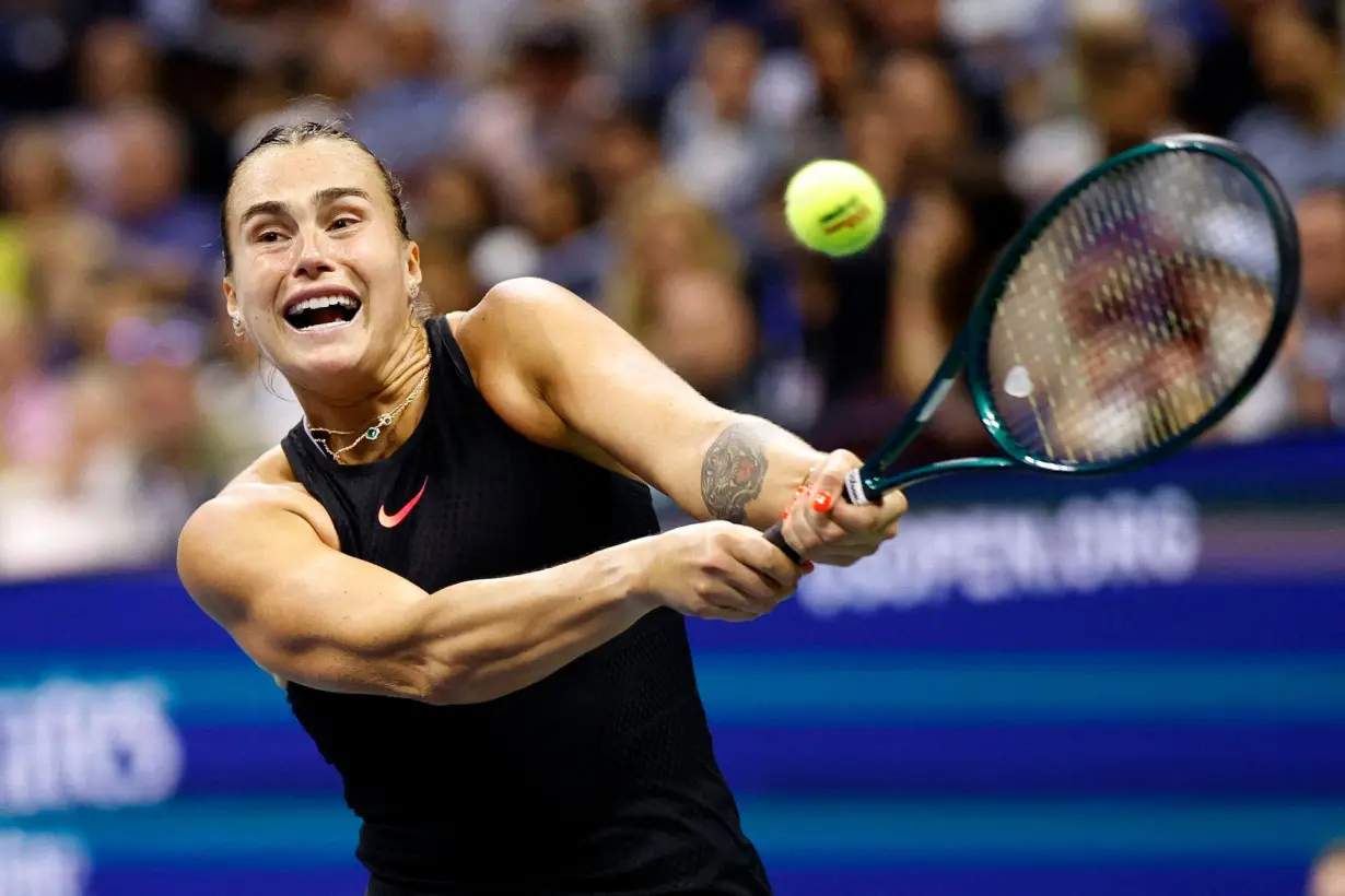 Aryna Sabalenka plays a backhand return against Navarro.