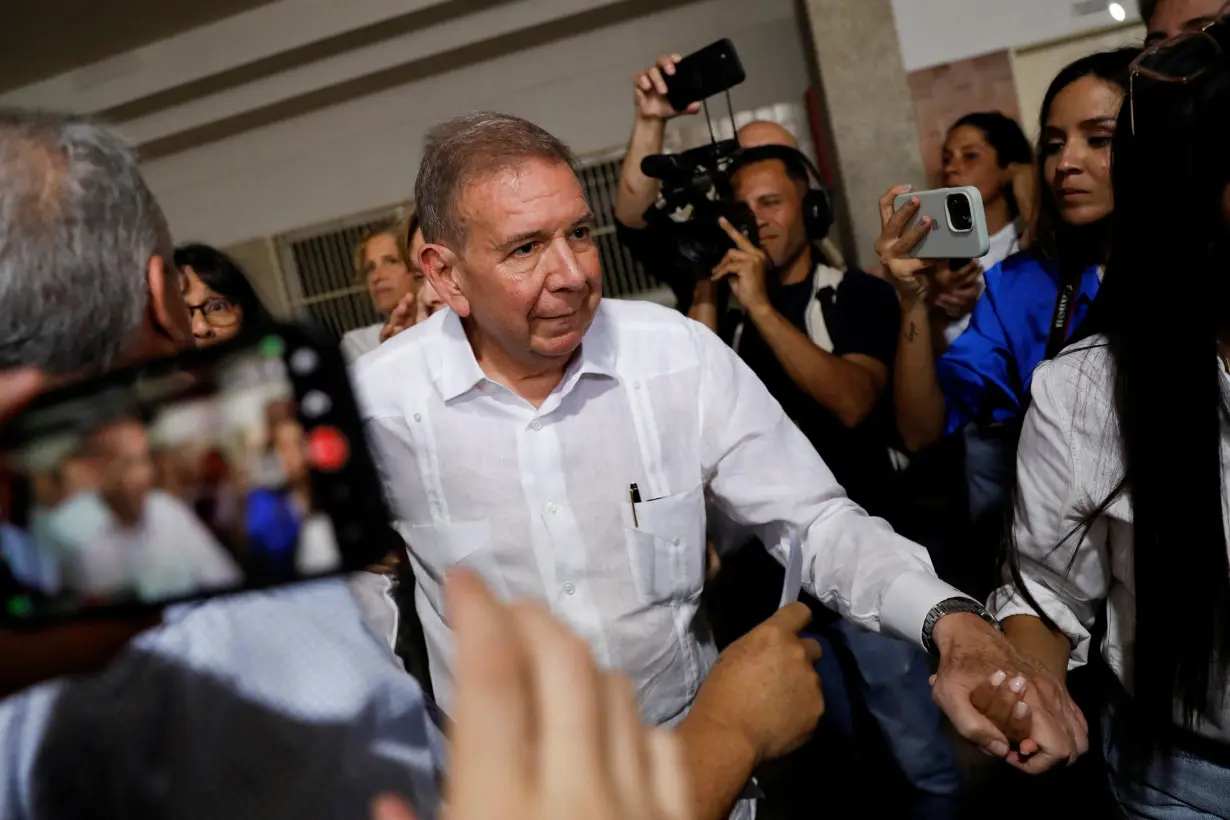 FILE PHOTO: Venezuelan former opposition candidate Gonzalez leaves country, VP says