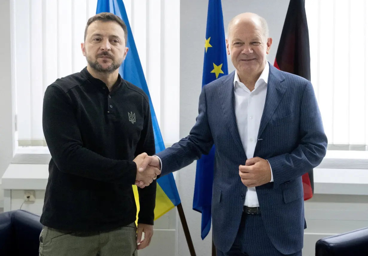 FILE PHOTO: German Chancellor Olaf Scholz and Ukrainian President Volodymyr Zelenskiy meet at the airoprt in Frankfurt