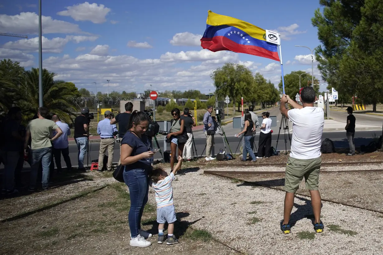 Opposition presidential candidate González flees Venezuela for asylum in Spain