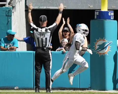 Jason Sanders makes 52-yard field goal as time expires and Dolphins rally past Jaguars 20-17