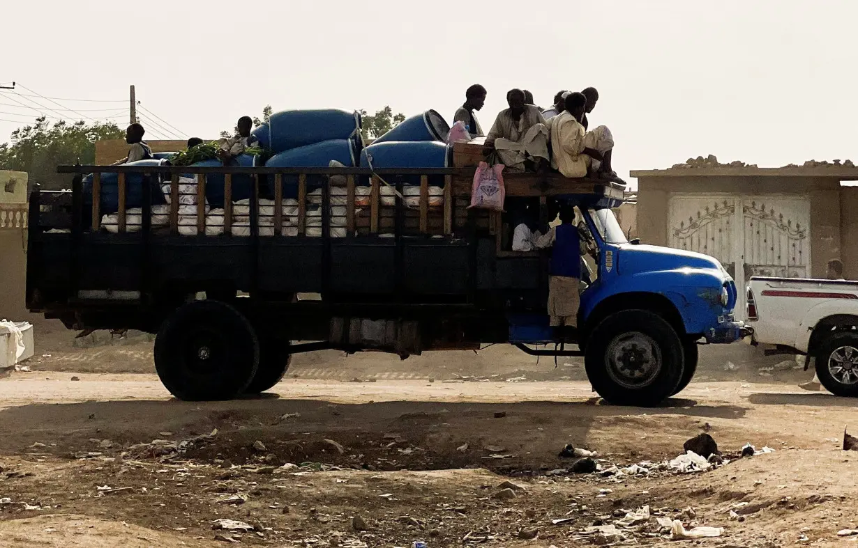 Families flee RSF advances in Sudan's El Gezira state