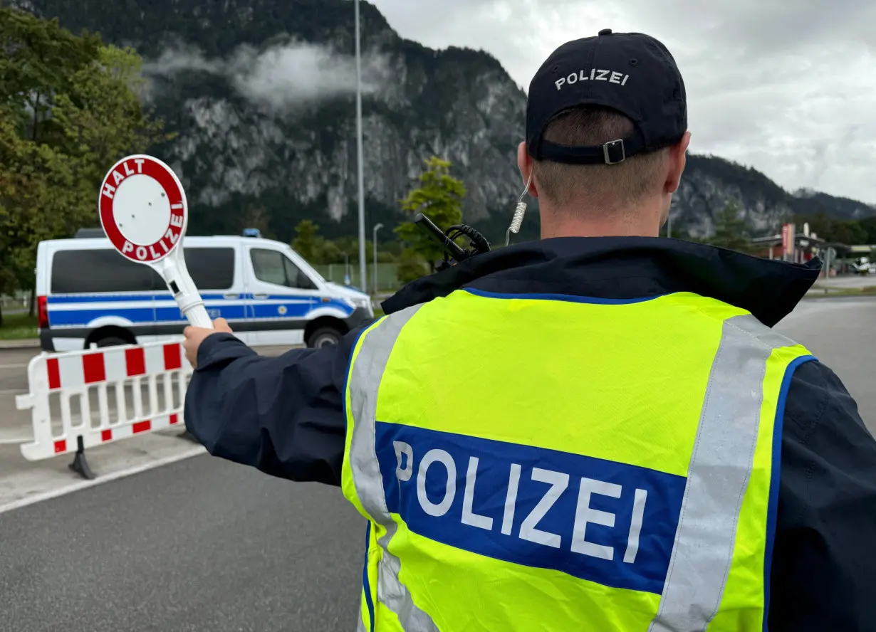 German police conduct random checks at border with Austria, soon to be introduced at all land frontiers