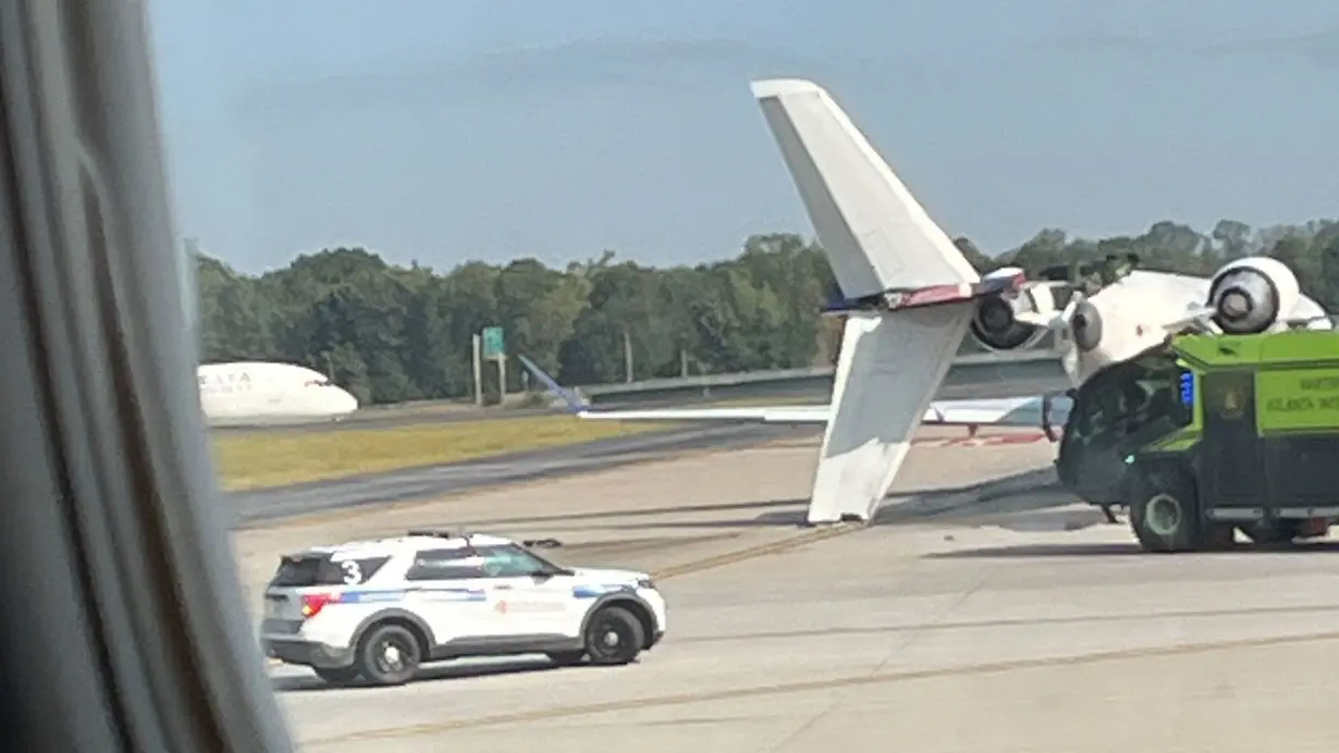 2 Delta planes collide while taxiing at Atlanta airport, knocking tail section from one