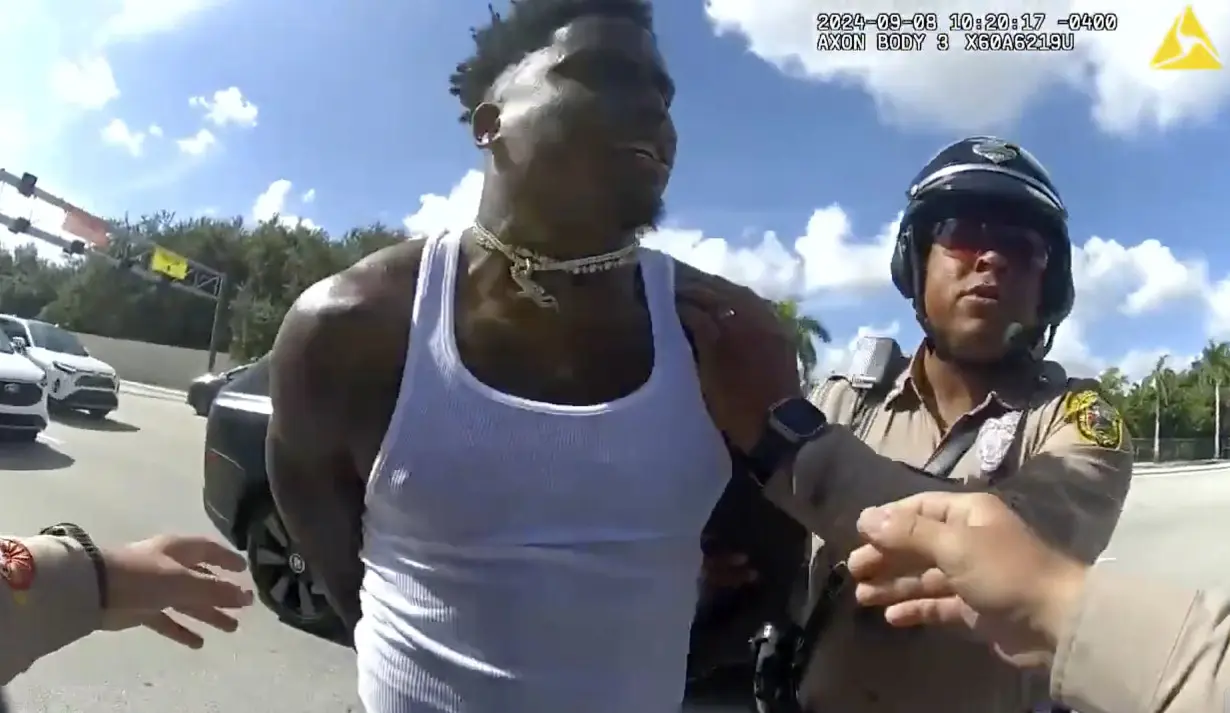 Tyreek Hill says he could have handled his traffic stop better but he still wants the officer fired