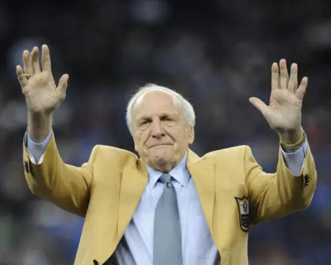 Hall of Famer Joe Schmidt, who helped Detroit Lions win 2 NFL titles, dies at 92