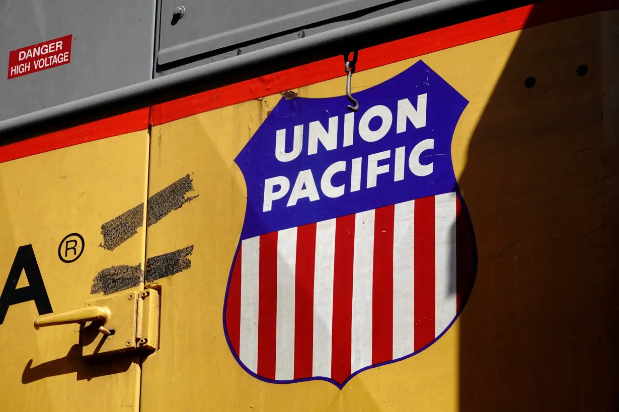 Deadline for railroads to reach tentative deals with unions