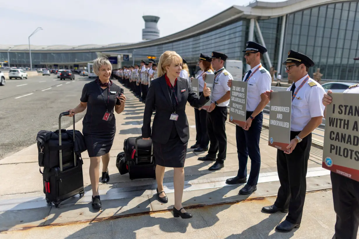 FILE PHOTO: Pilots hold informational picket at Toronto Pearson International Airport