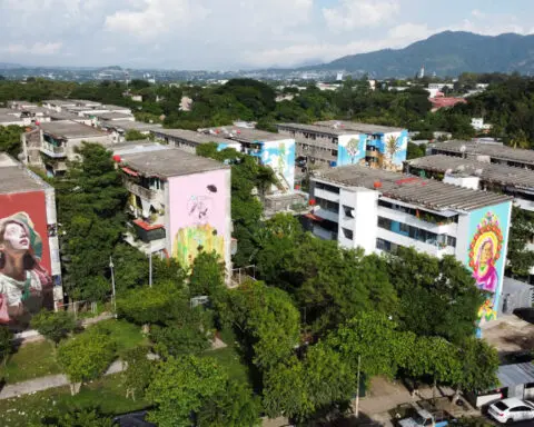 El Salvador muralists paint over traces of violence in San Salvador neighborhood