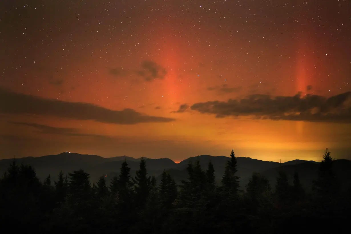 APTOPIX US Faint Auroras