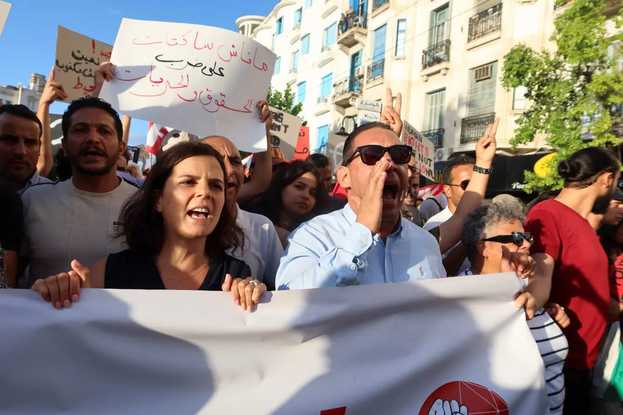 Tunisians protest against president ahead of election