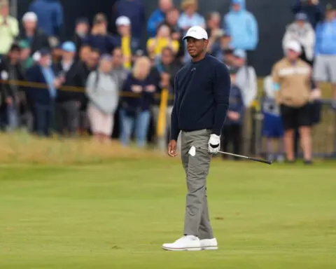 Golf-Woods undergoes successful back surgery in Florida