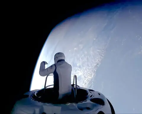 Watch first commercial spacewalk