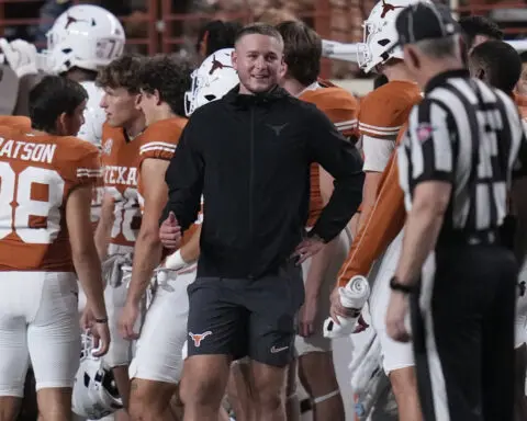 Texas QB Quinn Ewers departs with strained abdomen and Arch Manning leads win over UTSA