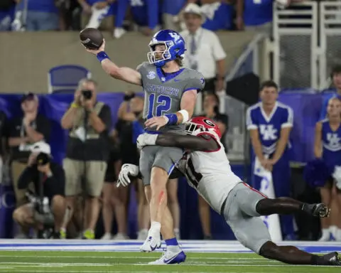 Branson Robinson runs for 3-yard go-ahead touchdown, top-ranked Georgia rallies past Kentucky 13-12