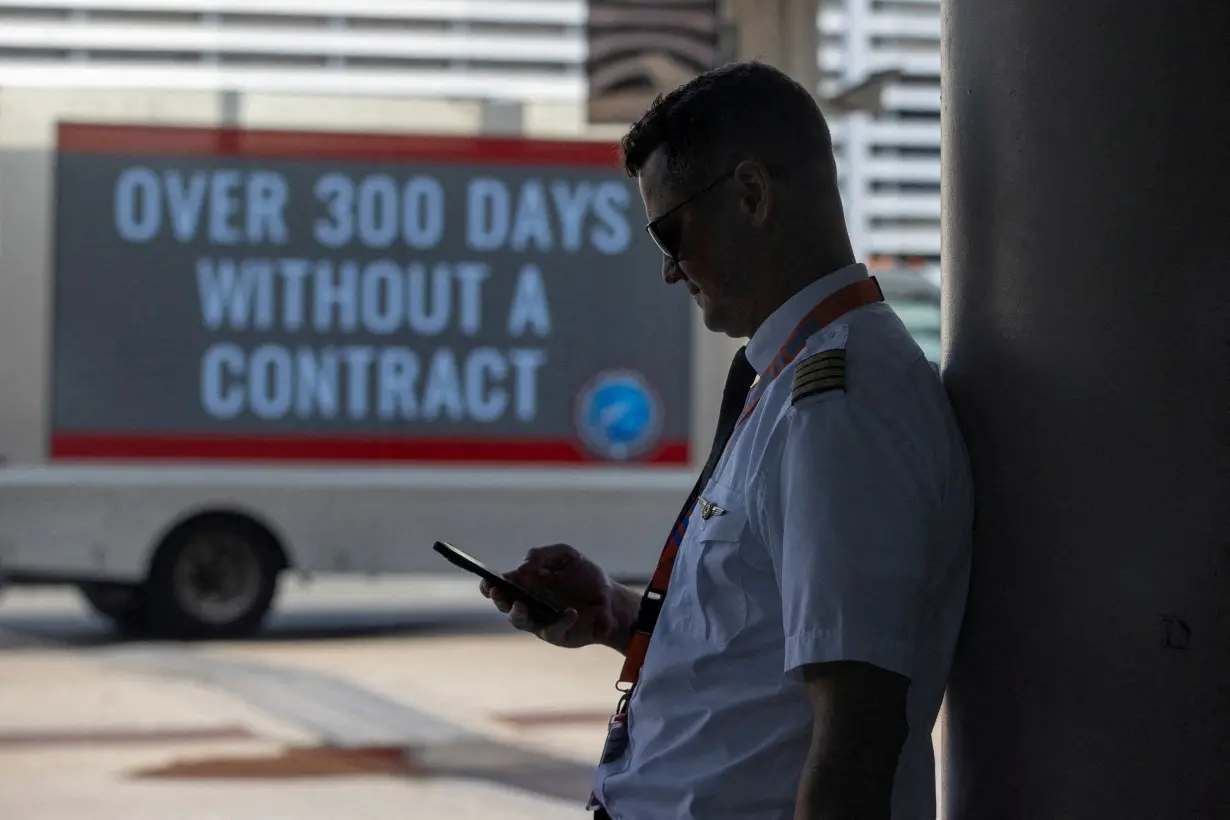 FILE PHOTO: Pilots hold informational picket at Toronto Pearson International Airport