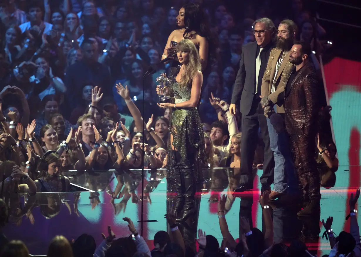 Taylor Swift, fresh off the VMAs, back at Arrowhead to watch boyfriend Travis Kelce and the Chiefs