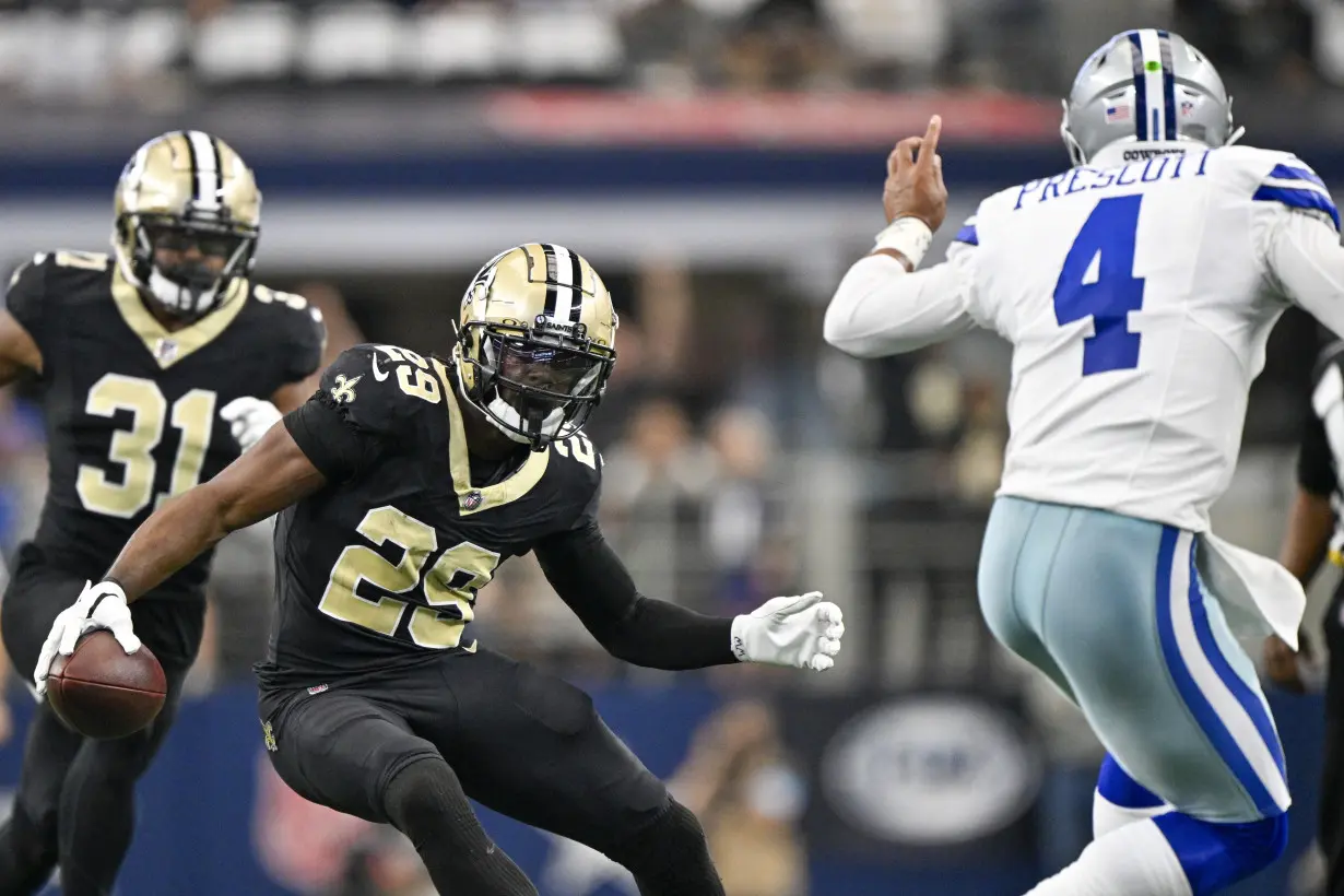 Carr, Kamara help Saints end Cowboys' 16-game home win streak in regular season with 44-19 win