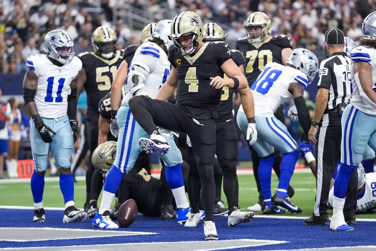 Carr, Kamara help Saints end Cowboys' 16-game home win streak in regular season with 44-19 win